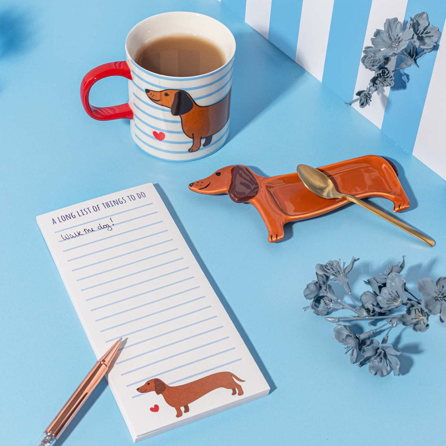 Repose thé en forme de teckel, vue de côté, design ludique.