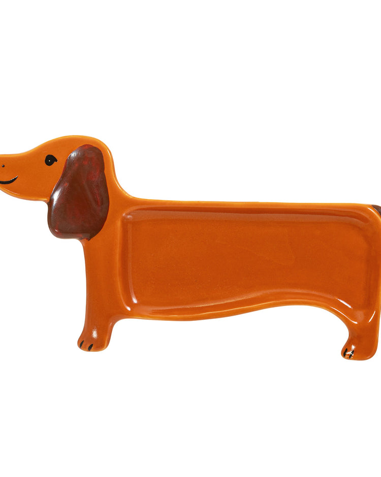 Repose thé en forme de teckel avec détails en bois naturel.