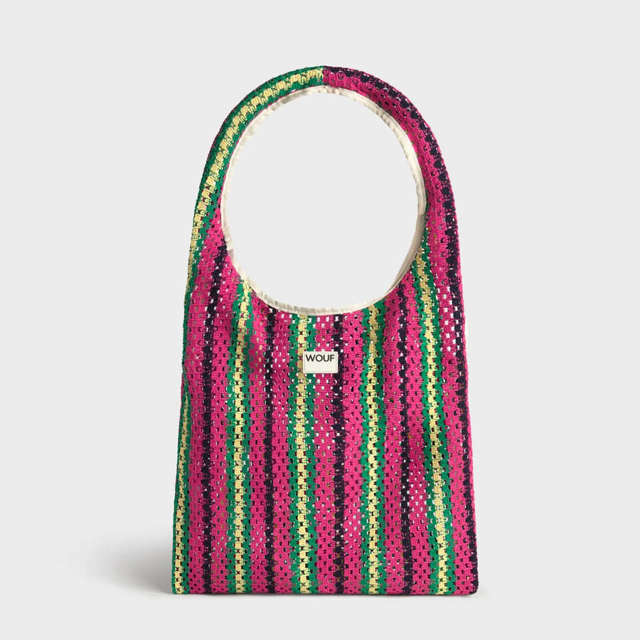 Sac en crochet estival avec motif coloré et anses tressées.