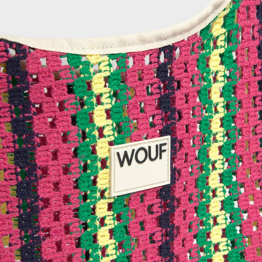 Sac en crochet estival avec motif coloré et anses en corde.