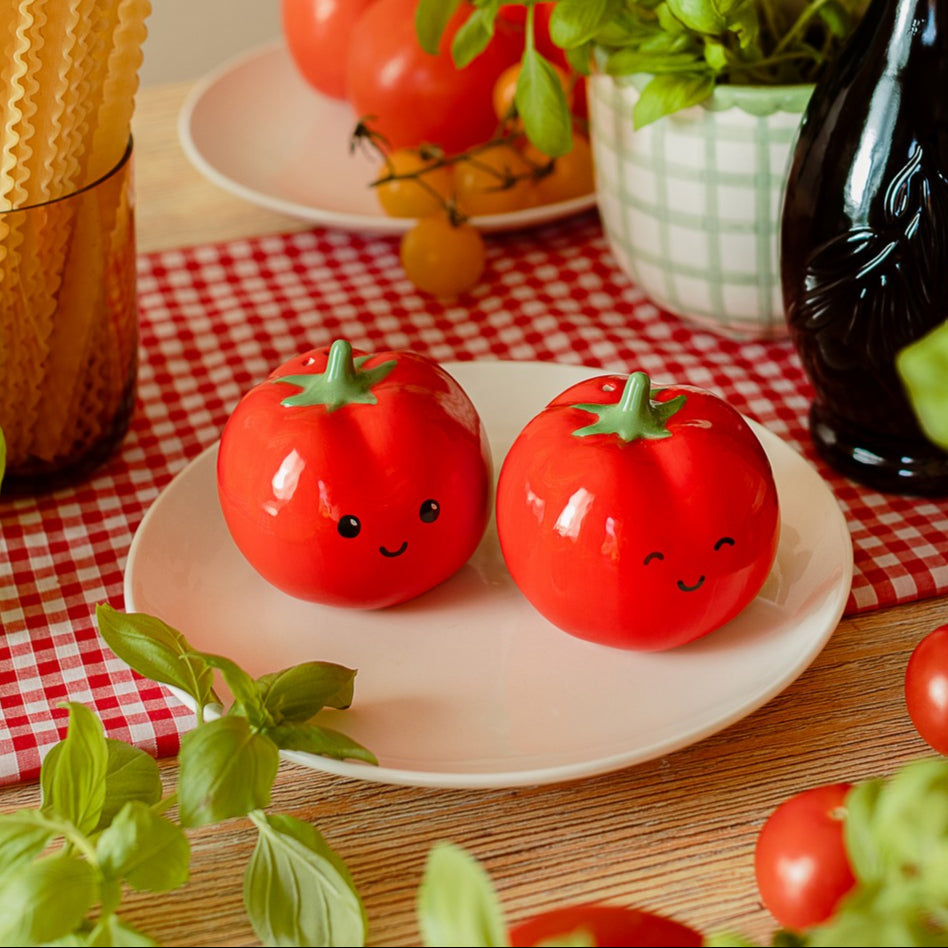 Salière poivrière en forme de tomate avec détails réalistes.