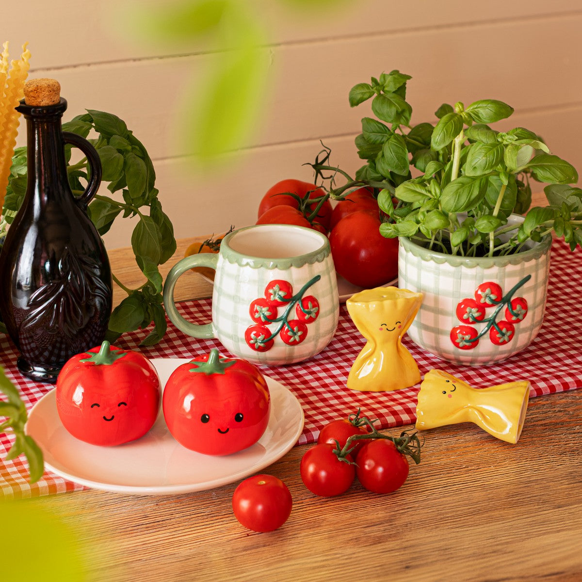 Salière poivrière en forme de tomate, vue de côté.