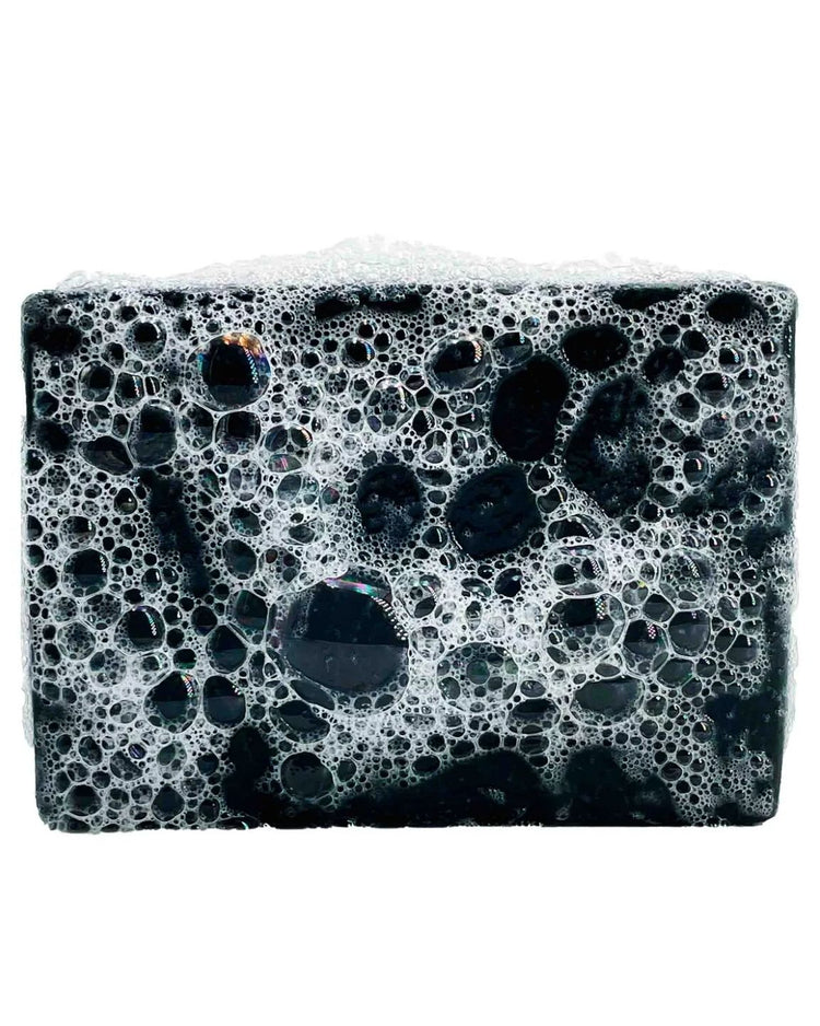 Savon au Cèdre Bio avec texture rugueuse et aspect naturel