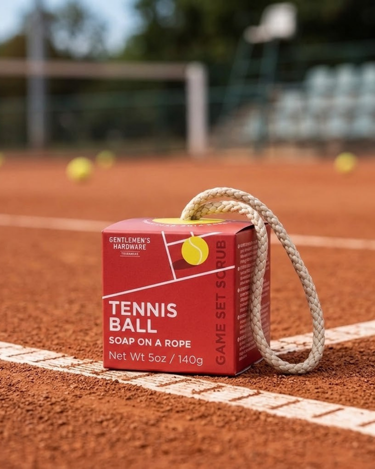 Savon en forme de balle de tennis avec corde, vue de côté