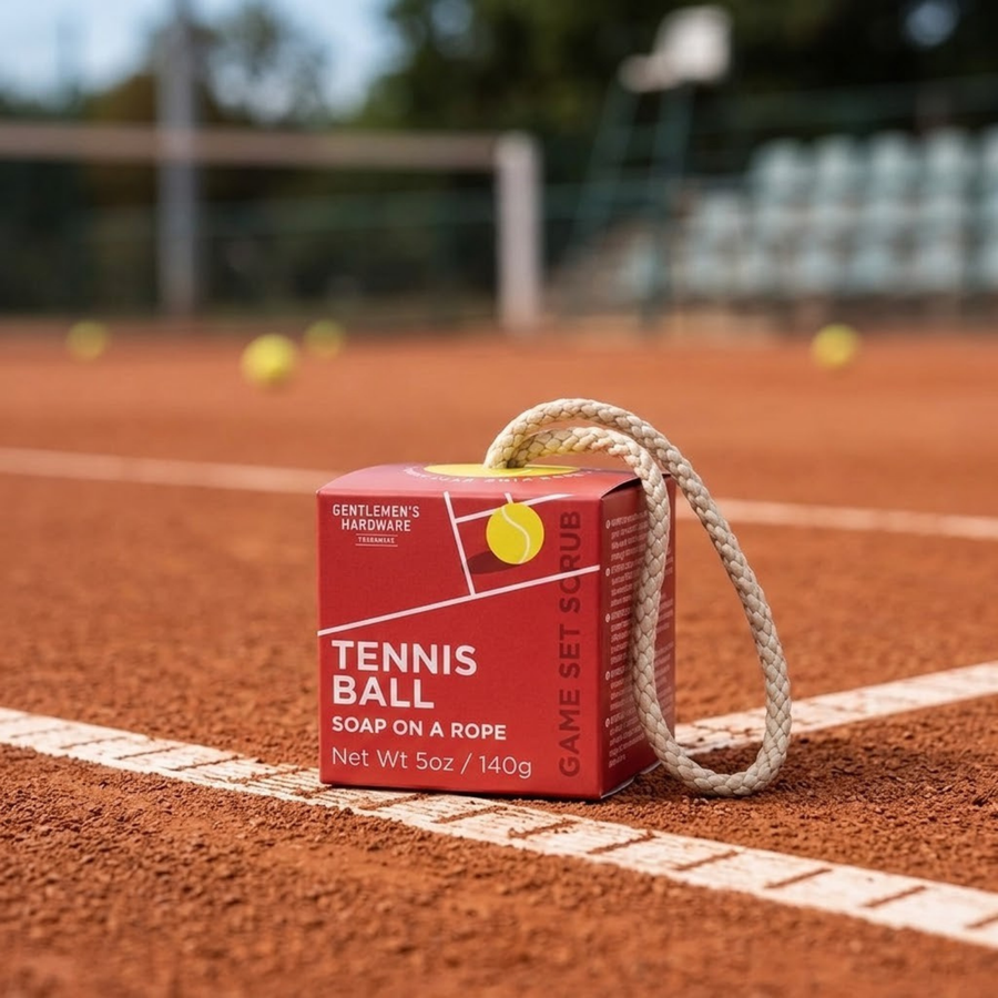 Savon en forme de balle de tennis avec corde, vue de côté