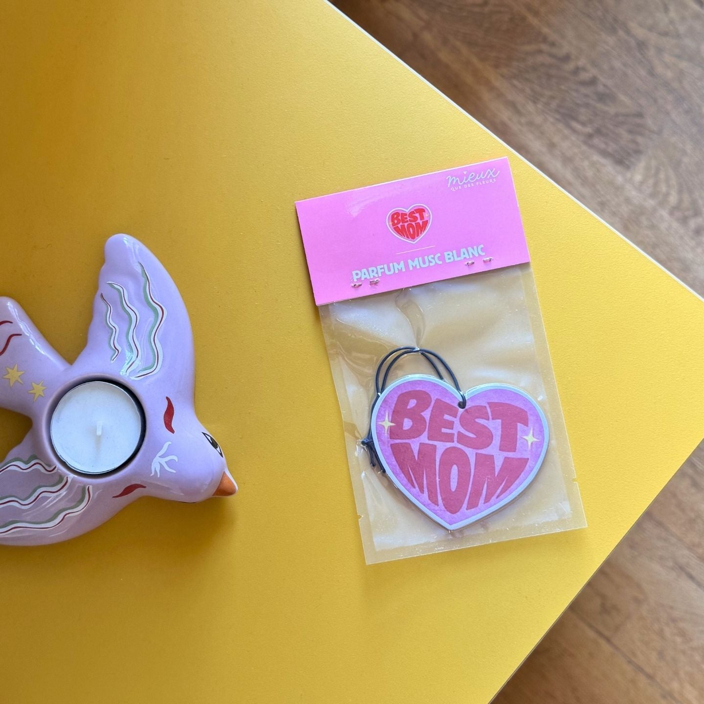 Détail du parfum musc blanc sur un porte-clés 'Best Mom