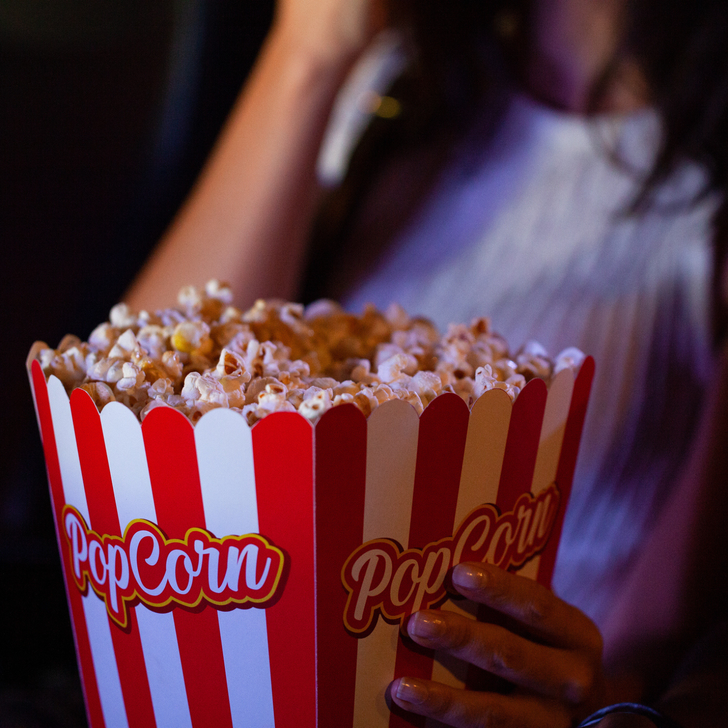 Bougie personnalisée avec photo, parfum popcorn, texture lisse.