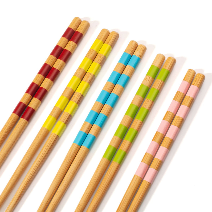 Cinq baguettes en bambou avec motifs rayés colorés