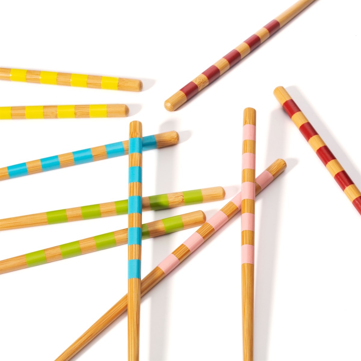 Cinq baguettes en bambou avec motifs rayés colorés