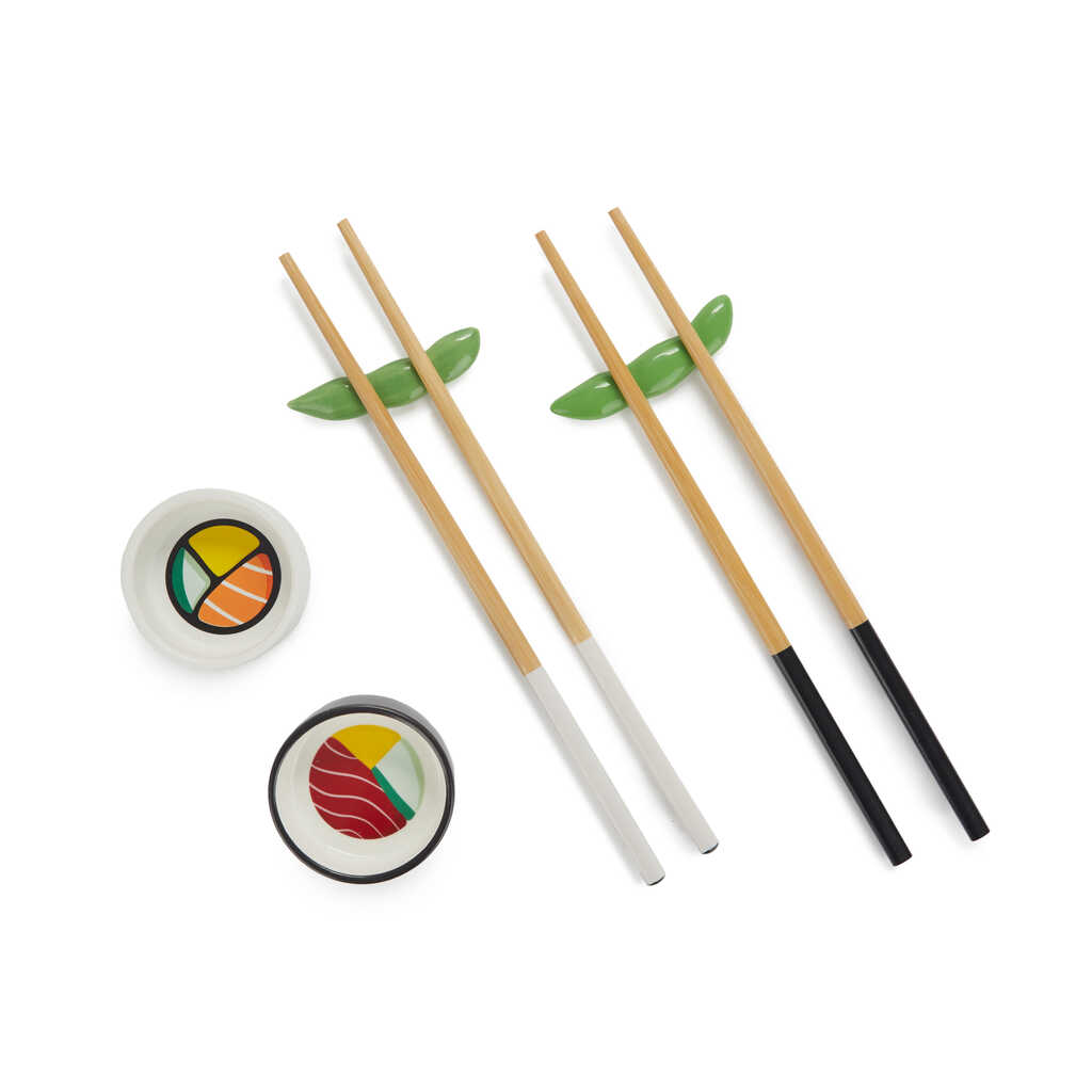 Mini-bols en forme de makis pour sauce soja dans le set sushi.