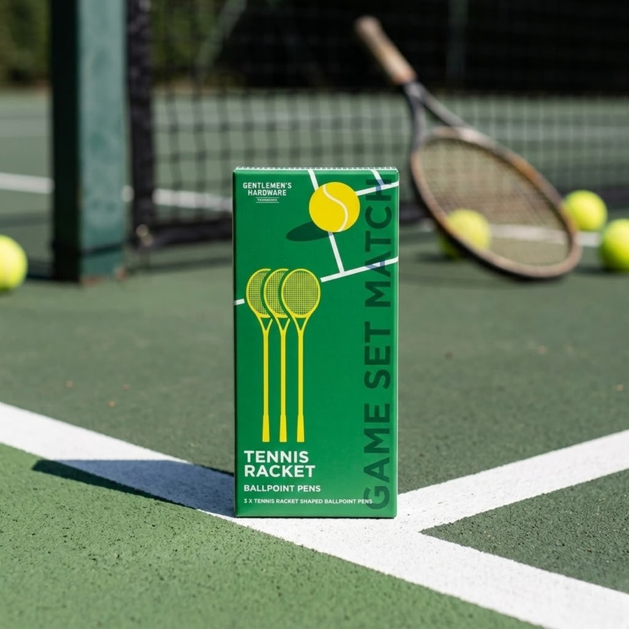 Trois stylos en forme de raquette de tennis sur fond clair