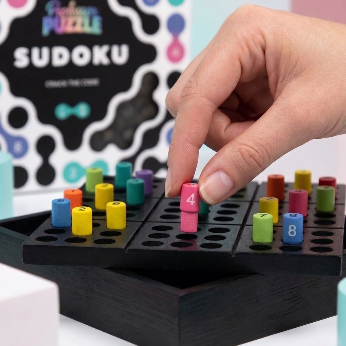 Sudoku graphique en bois avec motifs colorés sur les cases