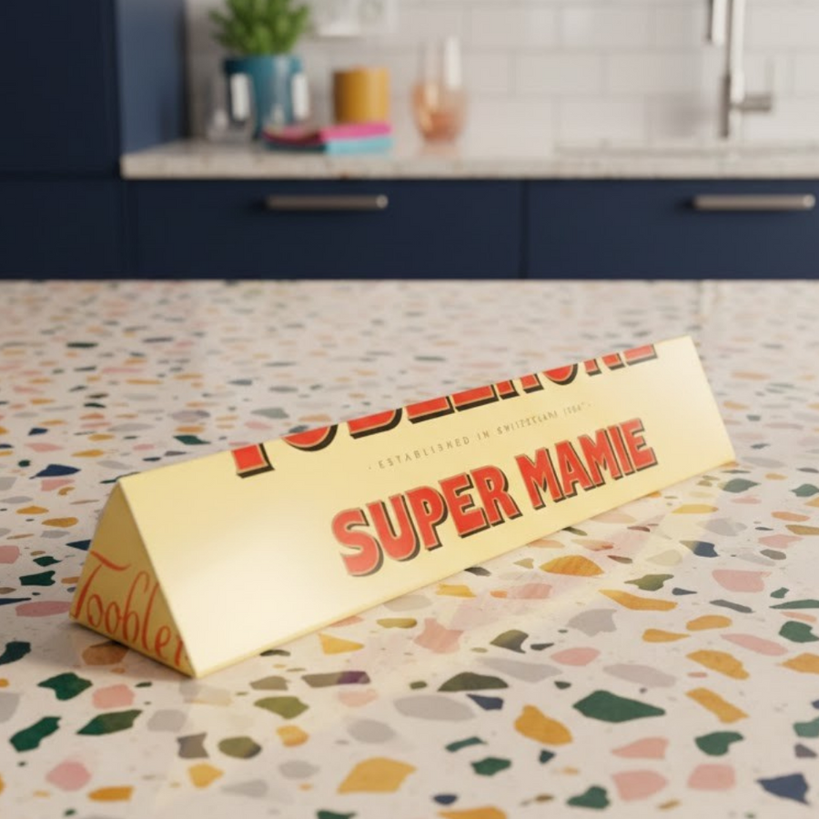 Toblerone avec inscription 'Super Mamie' sur fond blanc