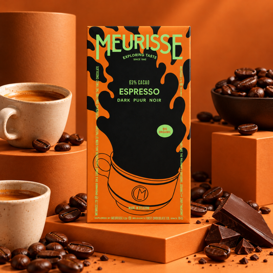 Tablette de chocolat noir avec éclats de café espresso