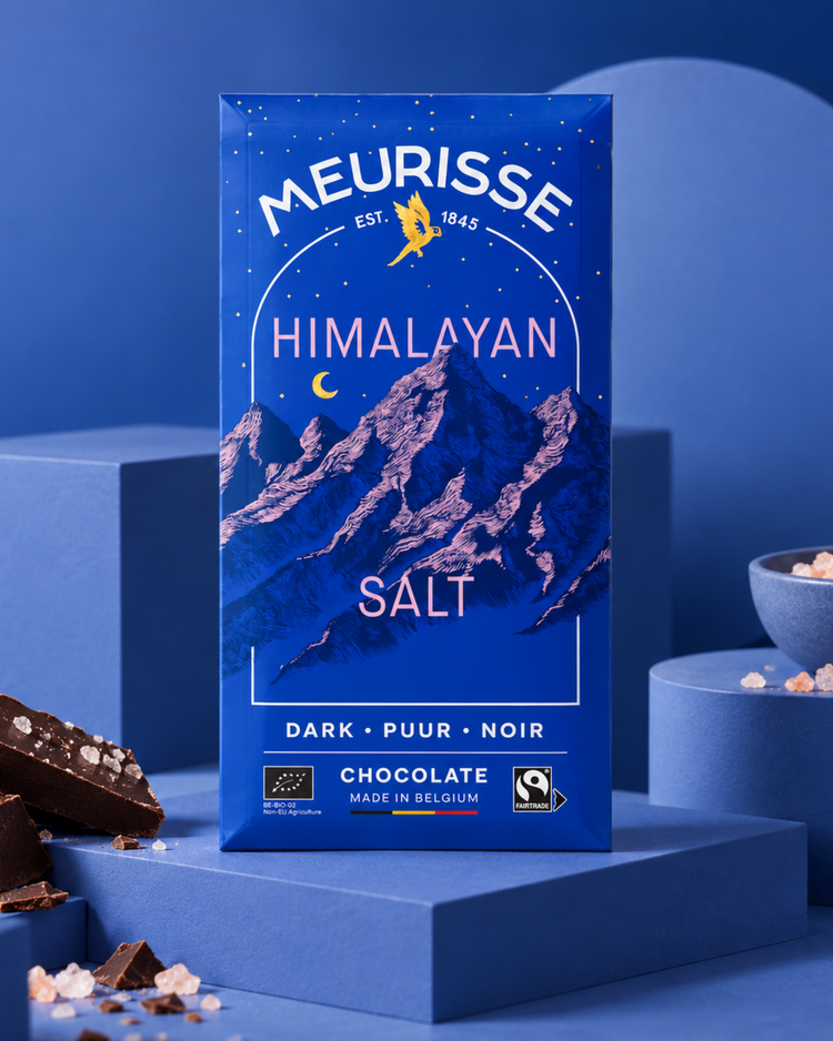 Tablette de chocolat noir avec éclats de sel rose sur le dessus
