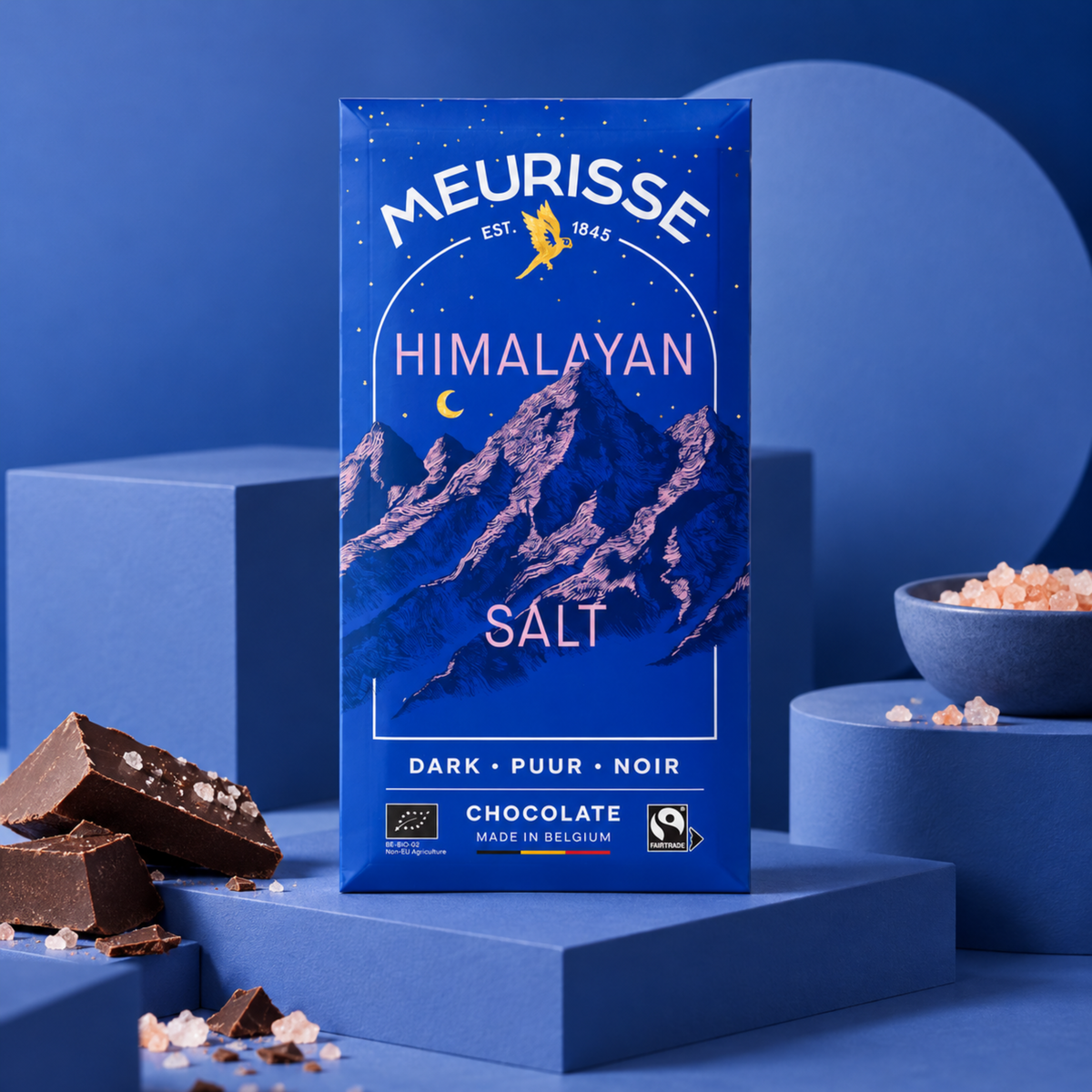 Tablette de chocolat noir avec éclats de sel rose sur le dessus