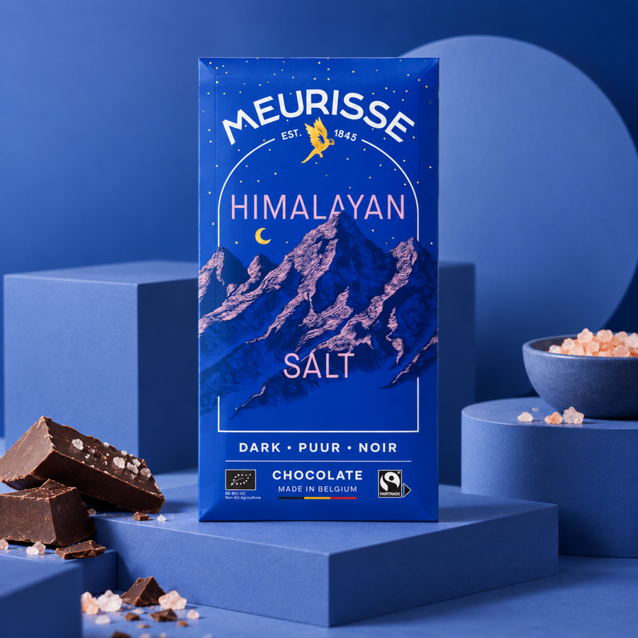 Tablette de chocolat noir avec éclats de sel rose sur le dessus
