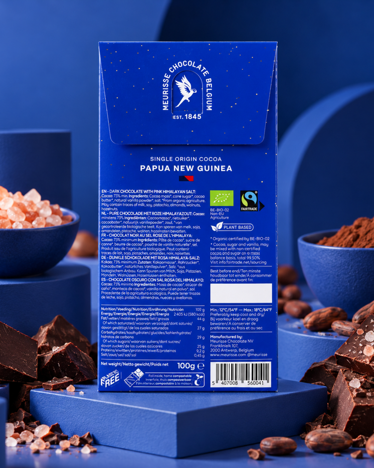 Tablette de chocolat noir avec éclats de sel rose sur le dessus