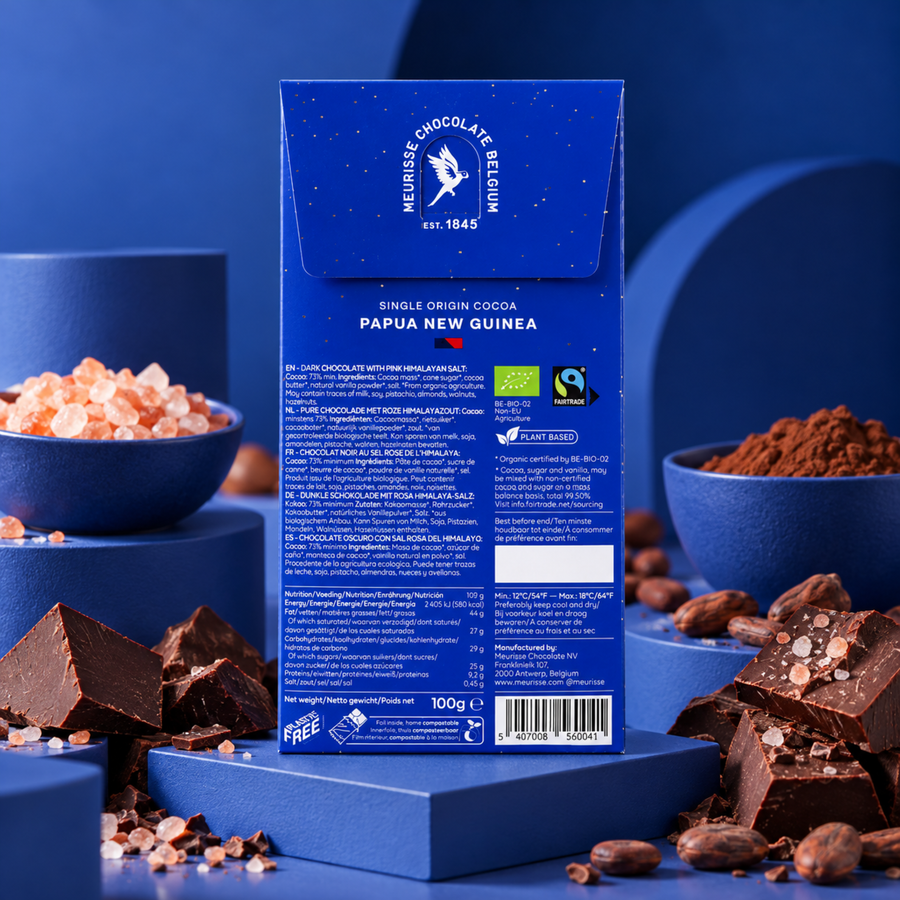 Tablette de chocolat noir avec éclats de sel rose sur le dessus