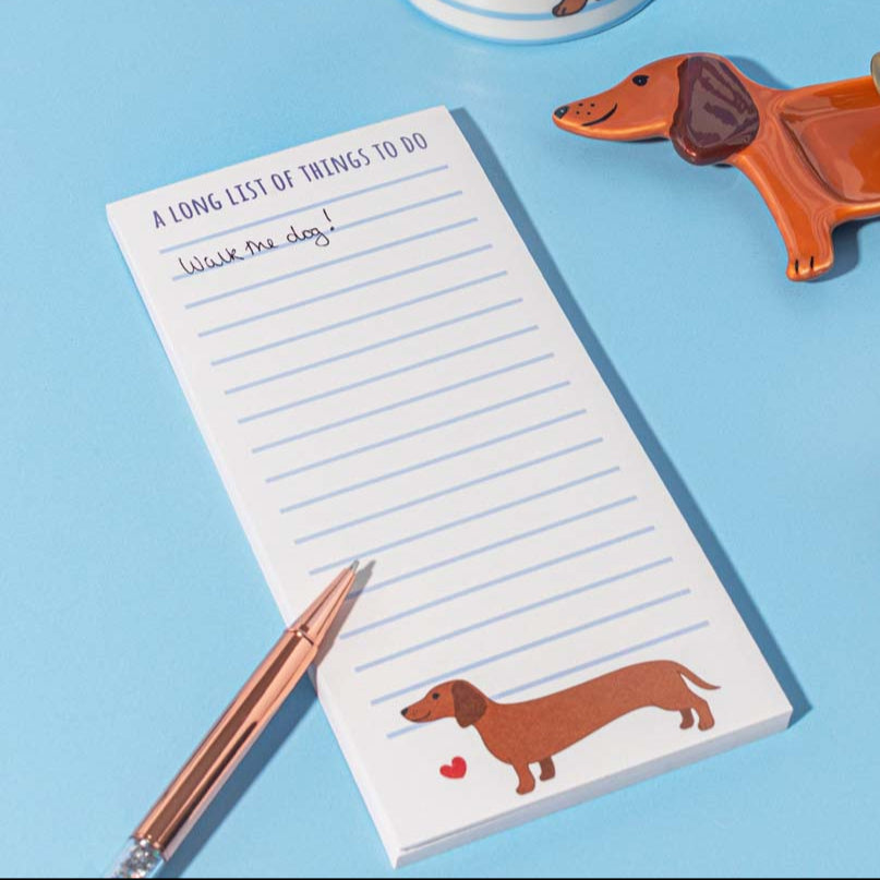 To do list avec un teckel mignon en bas de page