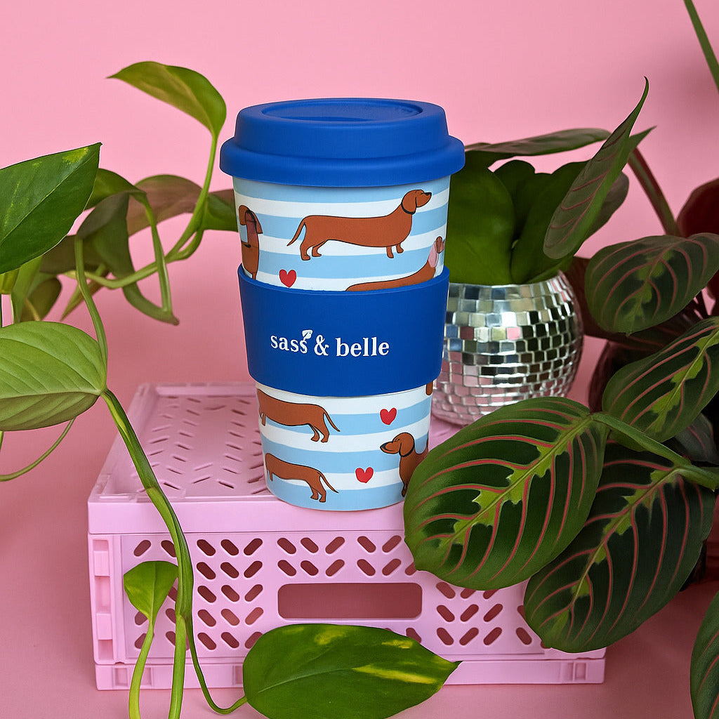 Gobelet de voyage avec motif teckel sur fond blanc.