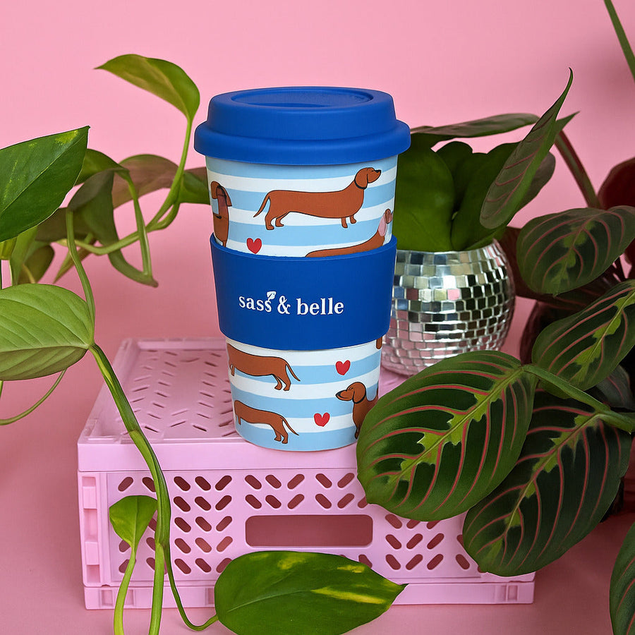 Gobelet de voyage avec motif teckel sur fond blanc.