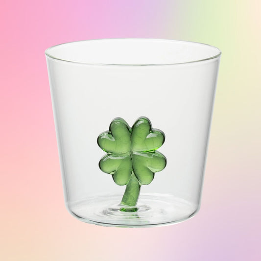 Verre avec motif trèfle sur fond transparent, angle légèrement incliné