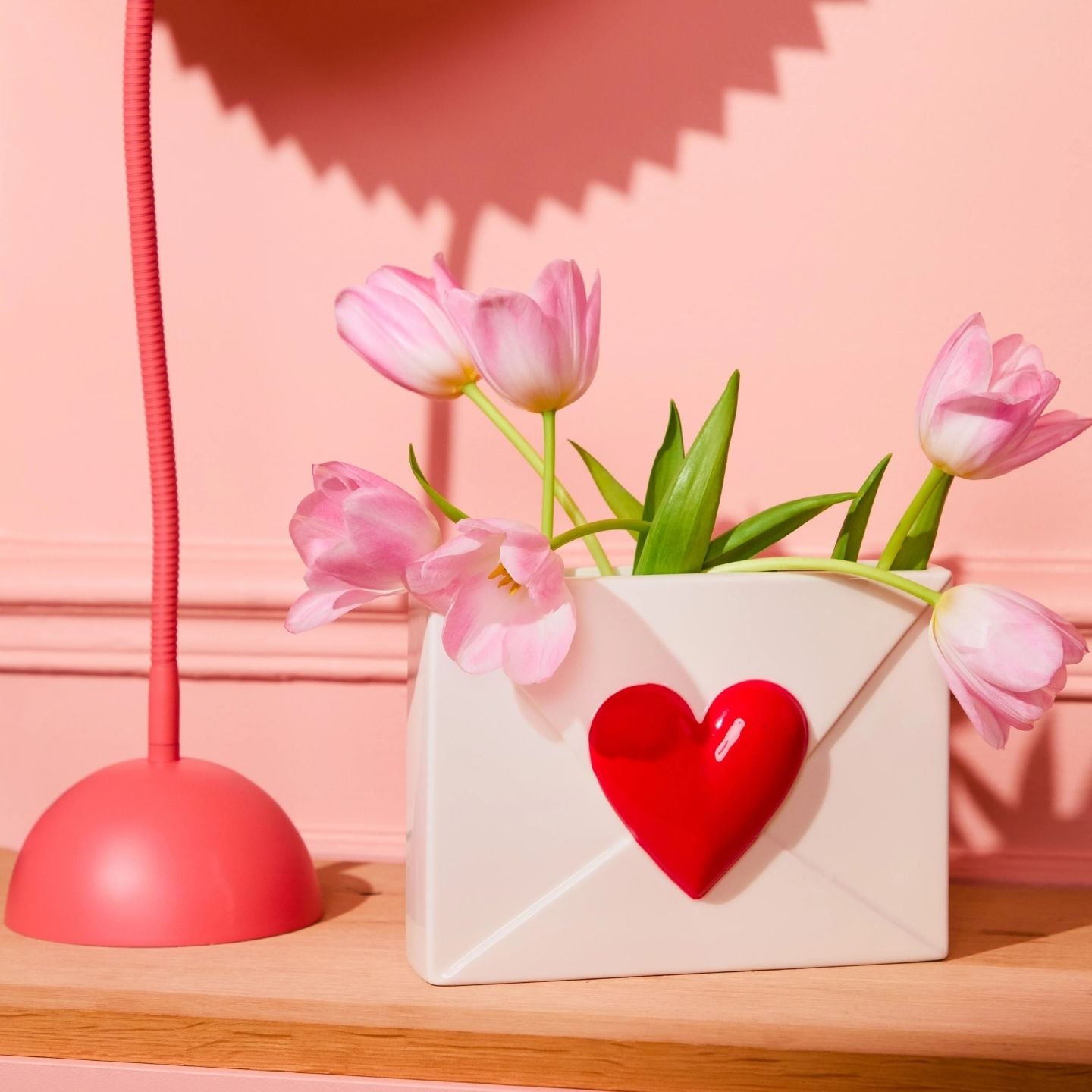 Vase en céramique en forme de cœur sur fond neutre