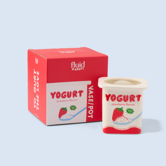 Vase en forme de yaourt avec motif fraise sur le verre.