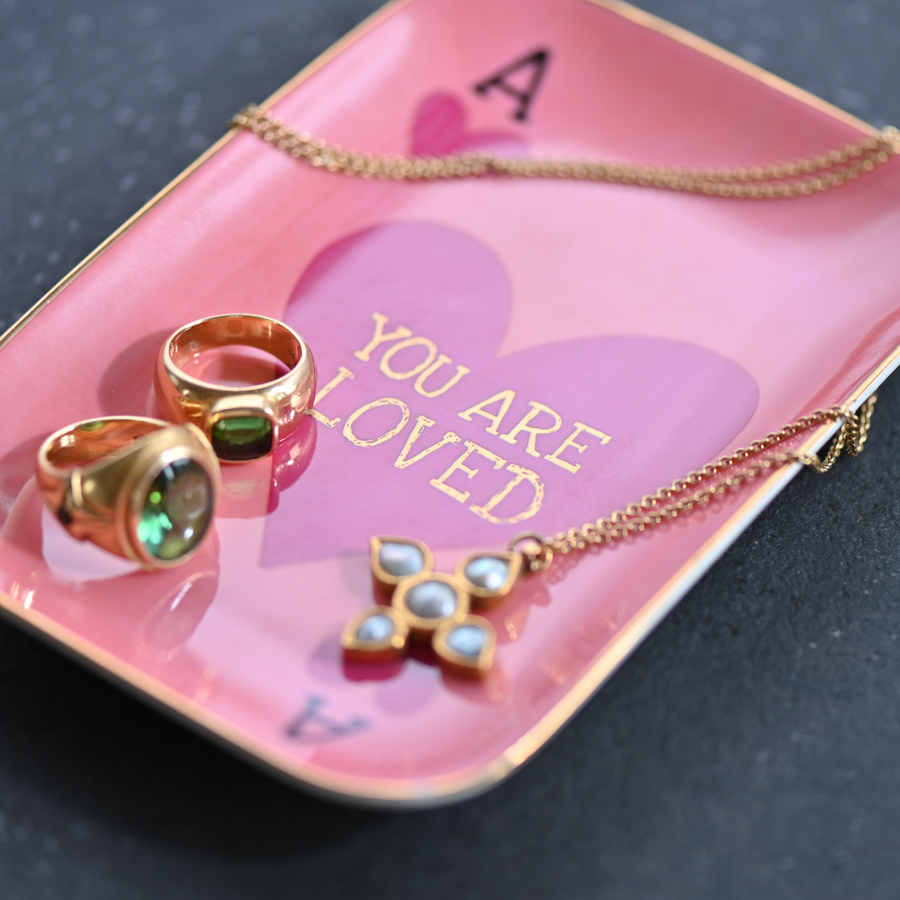 Vide-poche rose avec inscription 'You are loved' en détail