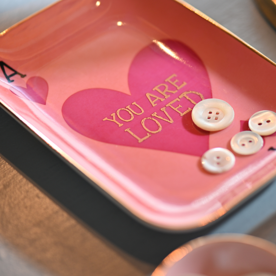 Vide-poche rose avec inscription 'You are loved' en vue de dessus