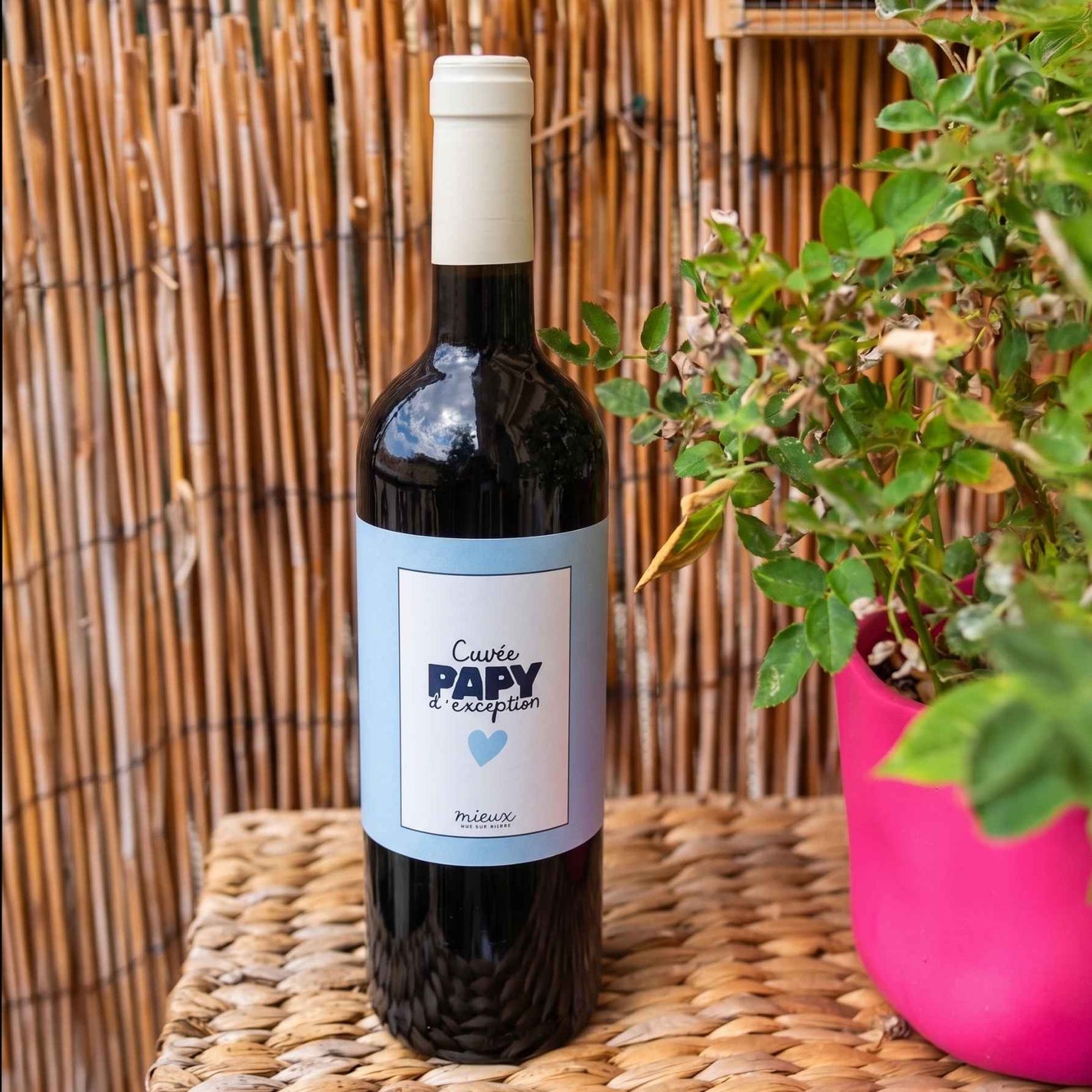 Bouteille de vin rouge avec étiquette 'Papy d'exception
