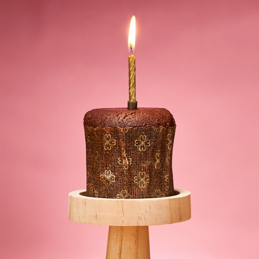 Brownie d'anniversaire avec bougie sur le dessus, prêt à déguster.