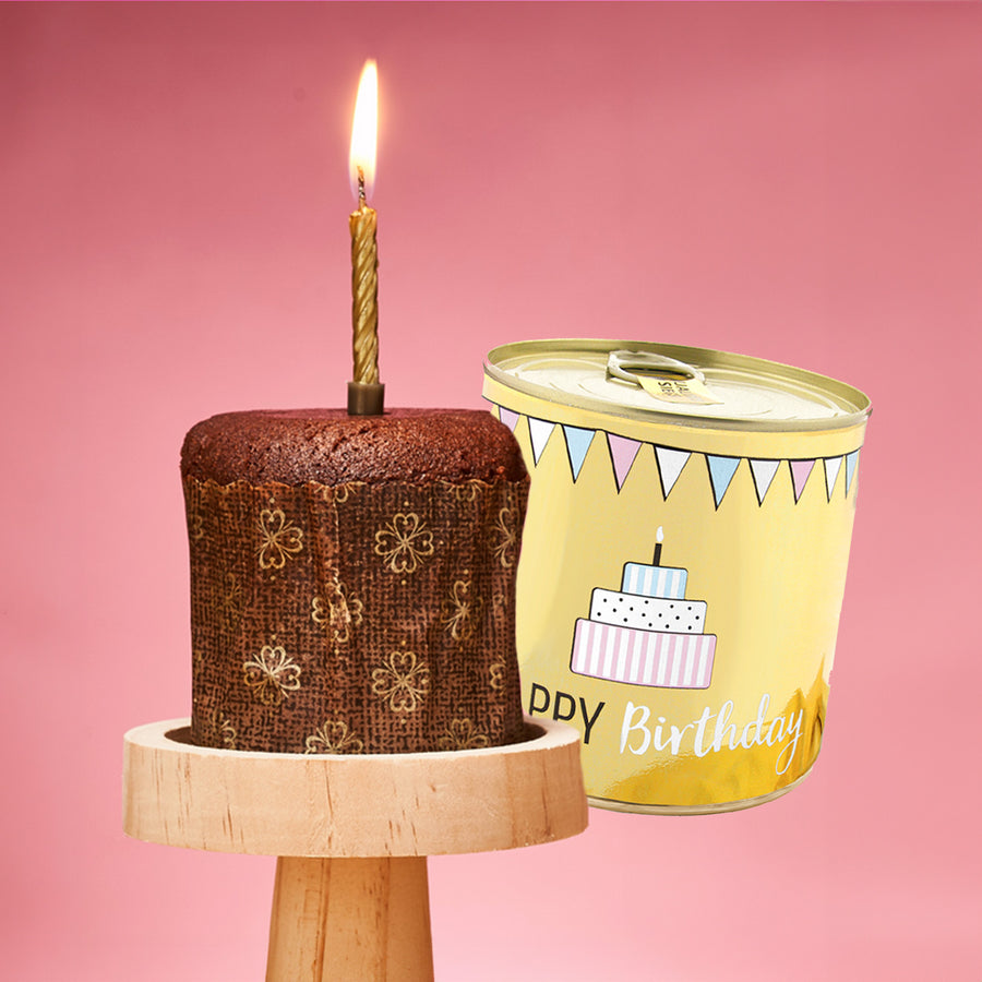 Brownie d'anniversaire avec bougie sur le dessus, prêt à déguster.