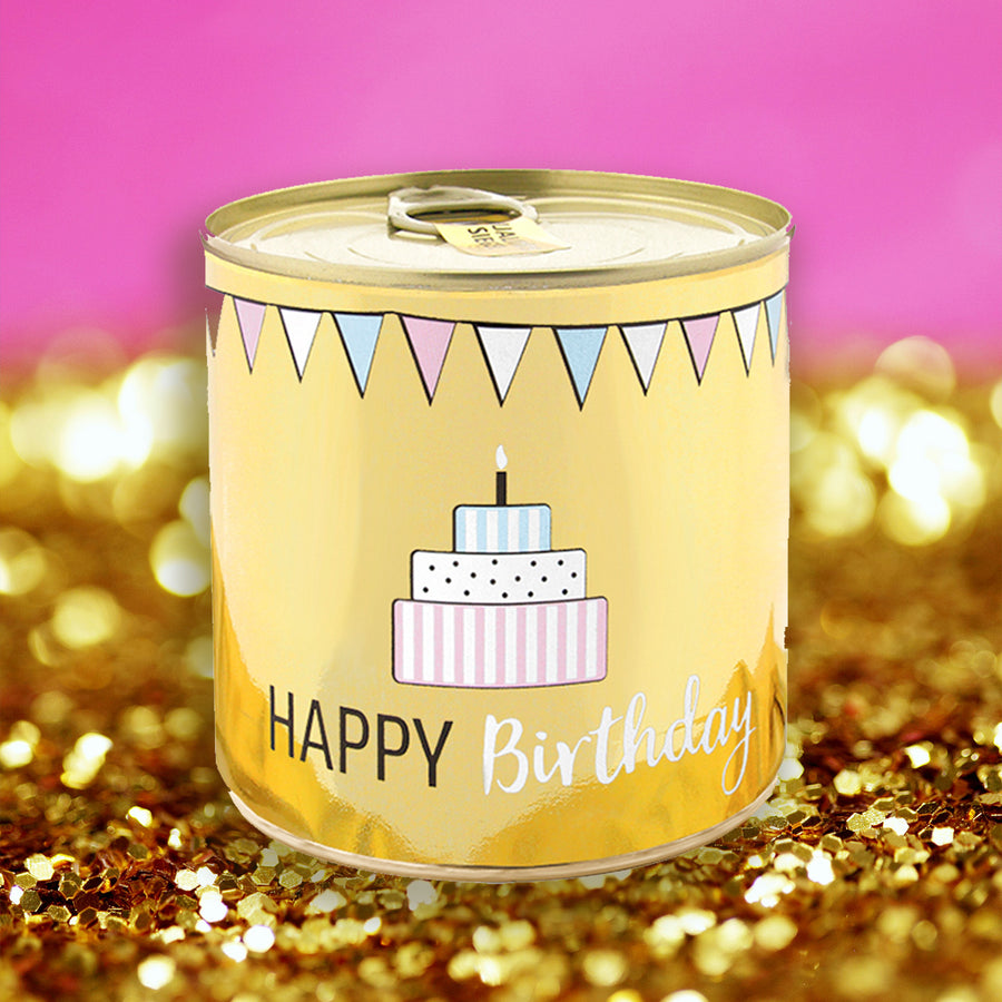 Brownie d'anniversaire avec bougie sur le dessus, prêt à déguster.