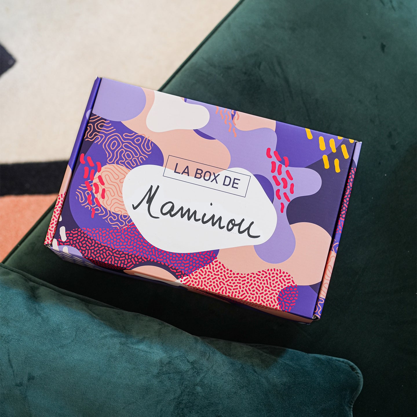 Cool box personnalisable avec motif automnal et cadeaux variés.