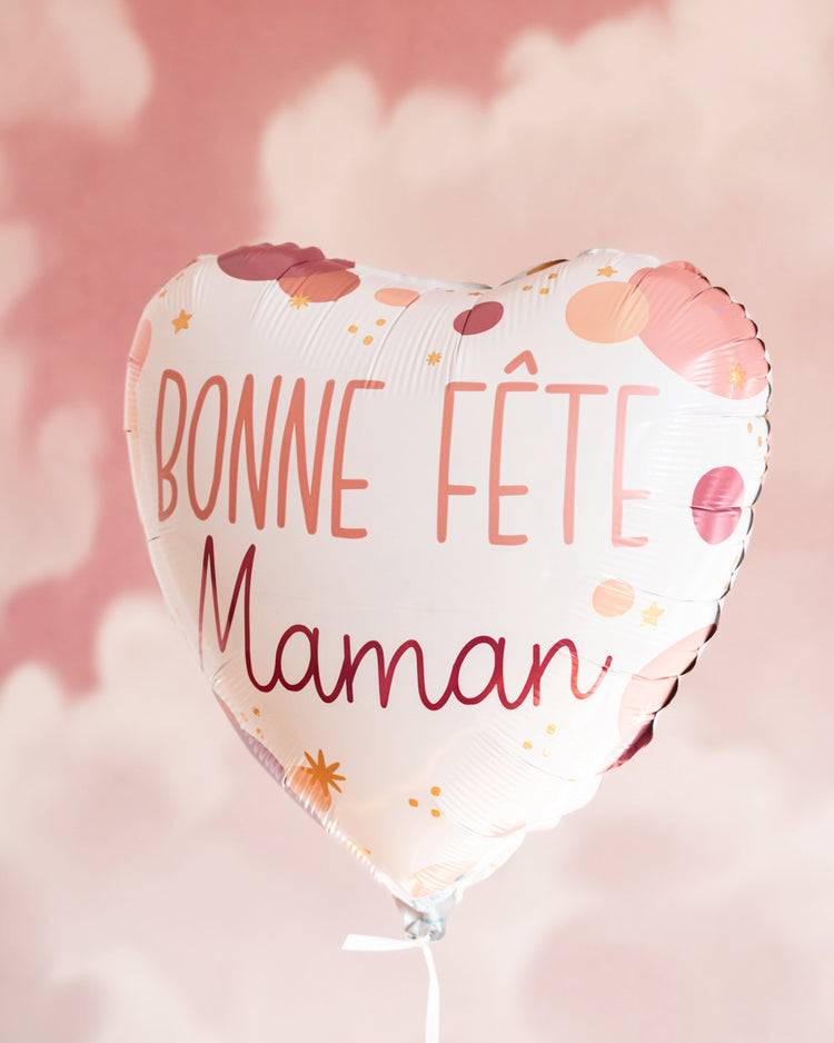 Ballon cœur 'Bonne Fête Maman' avec motif coloré et brillant.