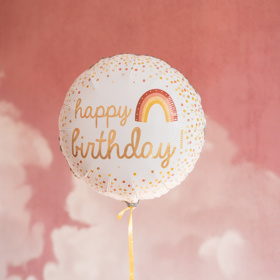 Ballon arc-en-ciel 'Happy Birthday' avec motifs festifs.