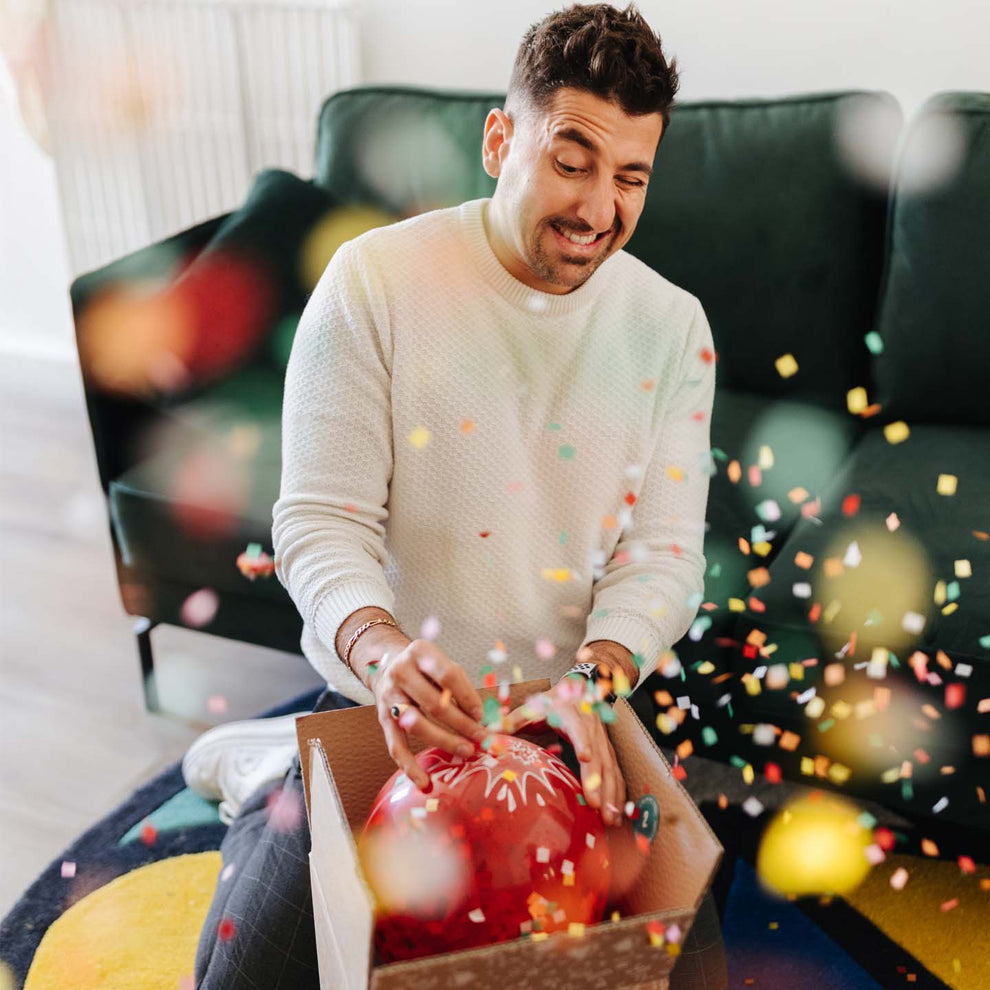 Une bam box remplie de confettis pour offrir à un homme