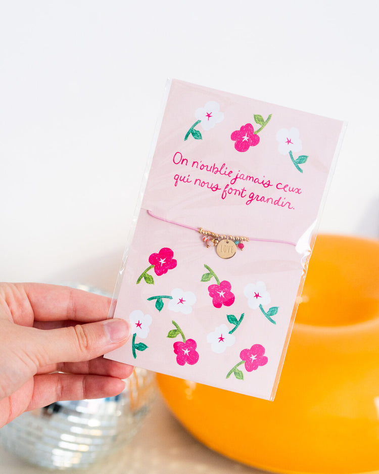 Bracelet trèfle avec carte message de gratitude en gros plan