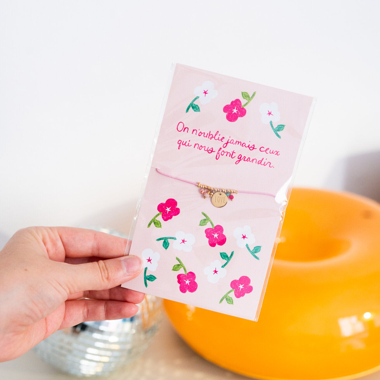 Bracelet trèfle avec carte message de gratitude en gros plan