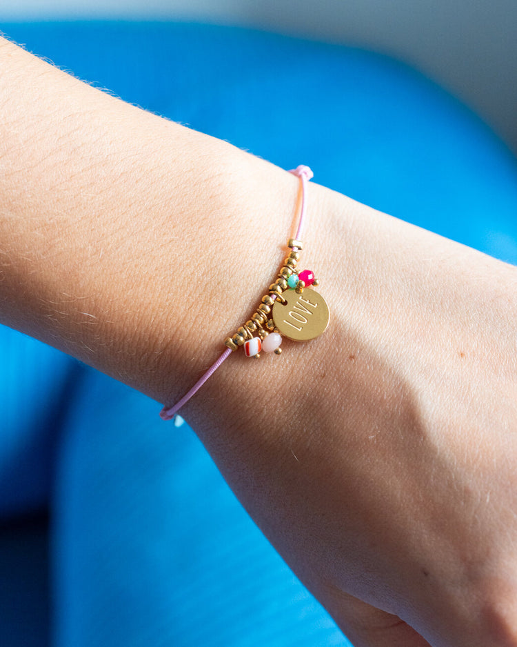 Bracelet trèfle avec carte message en gros plan