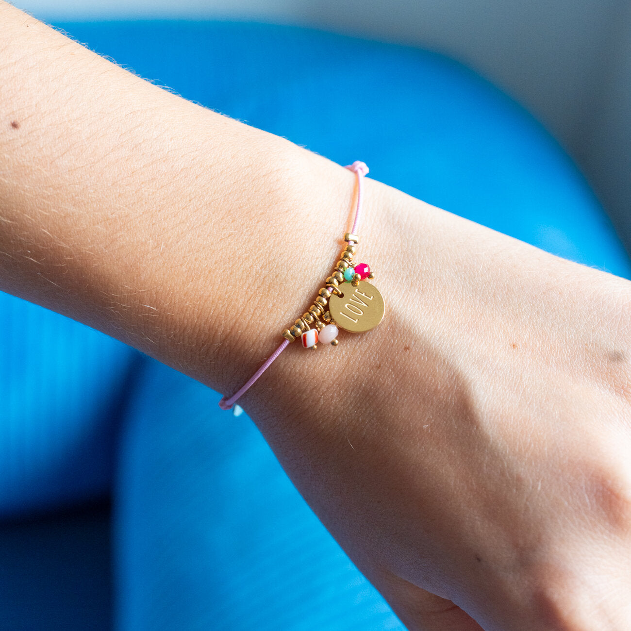 Bracelet trèfle avec carte message en gros plan