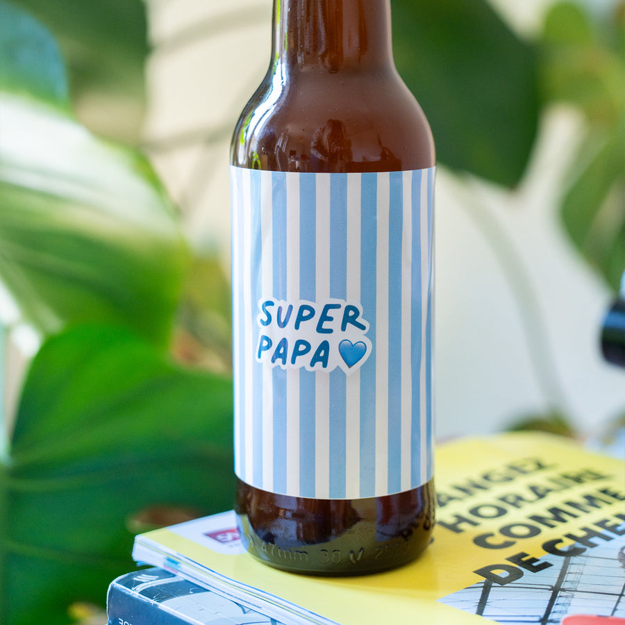 Bière Super Papa avec étiquette colorée et mousse crémeuse