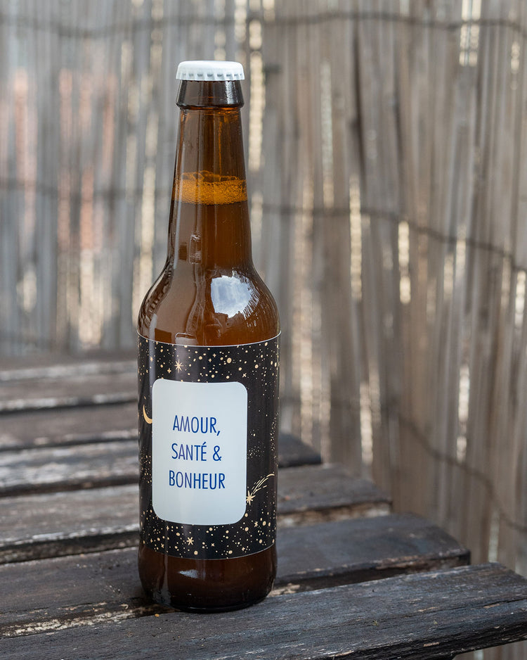 Bière Amour, Santé & Bonheur avec étiquette colorée et design élégant.
