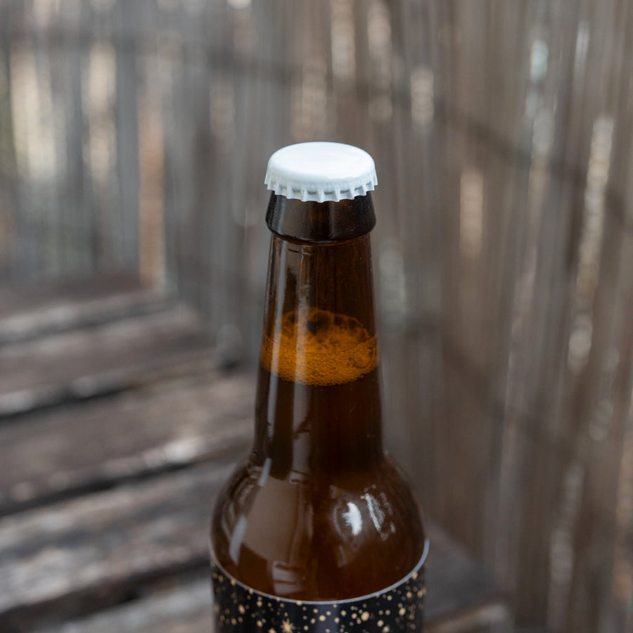 Bière Amour, Santé & Bonheur avec étiquette colorée et design élégant.