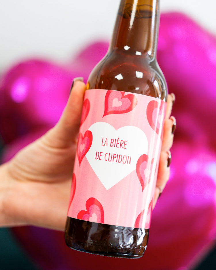 Bière Cupidon avec étiquette rose et motif cœur