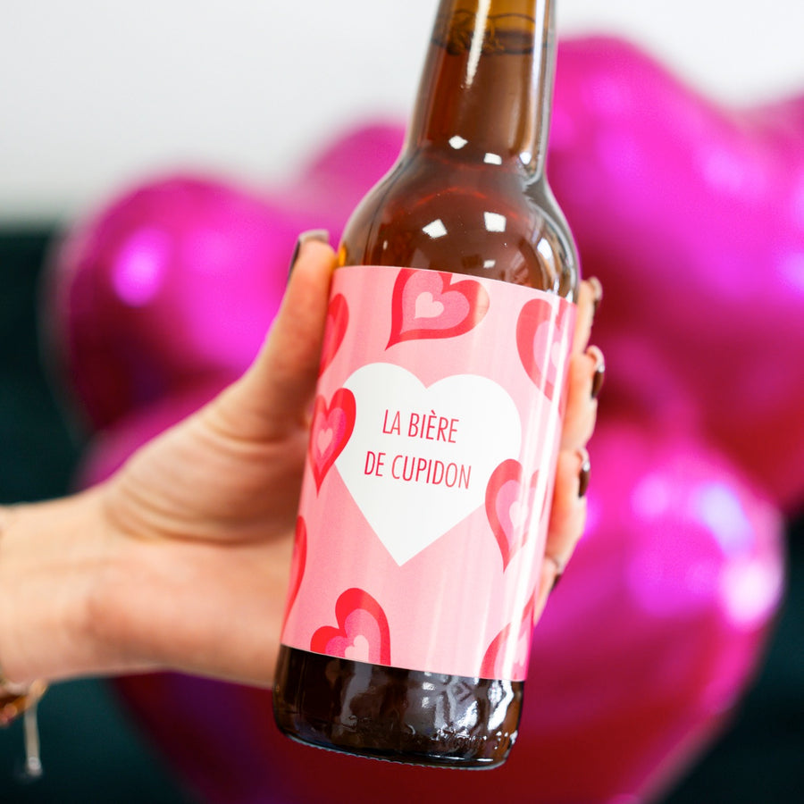Bière Cupidon avec étiquette rose et motif cœur