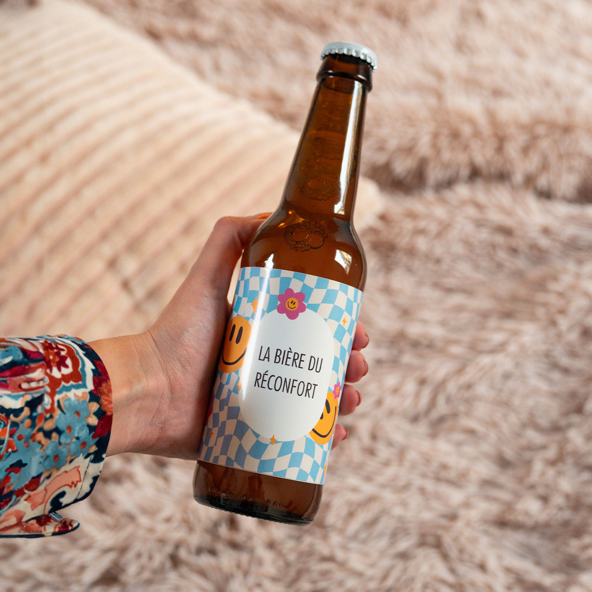 Bière Réconfort avec étiquette colorée et design pétillant