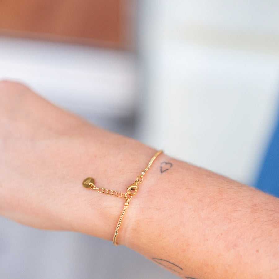 Bracelet délicat avec perles blanches sur chaîne dorée